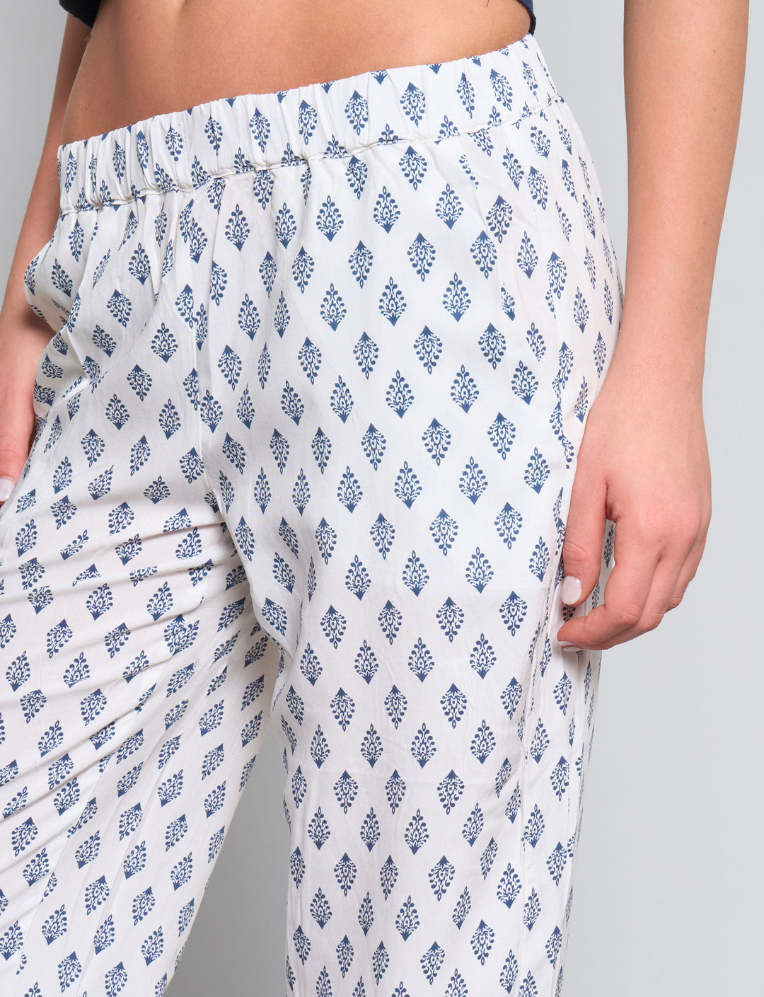 Pantalone leggero panna con stampe blu dettaglio