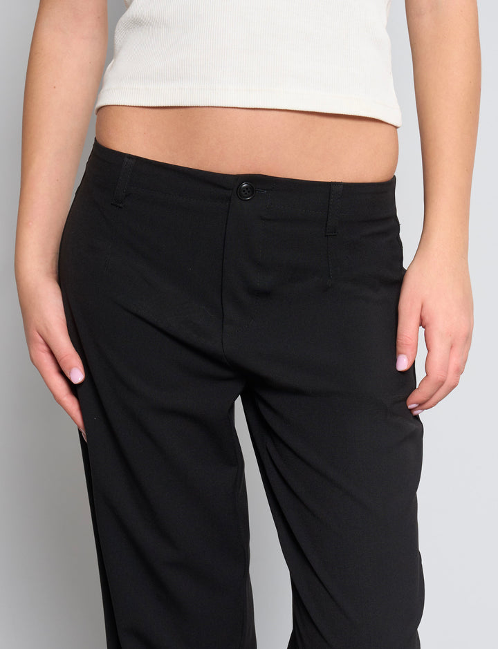 Pantalone nero elegante a palazzo dettaglio