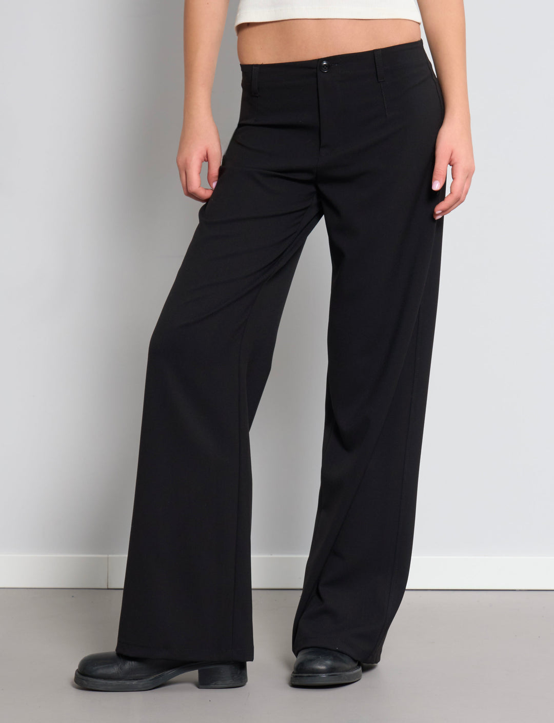 Pantalone nero elegante a palazzo frontale