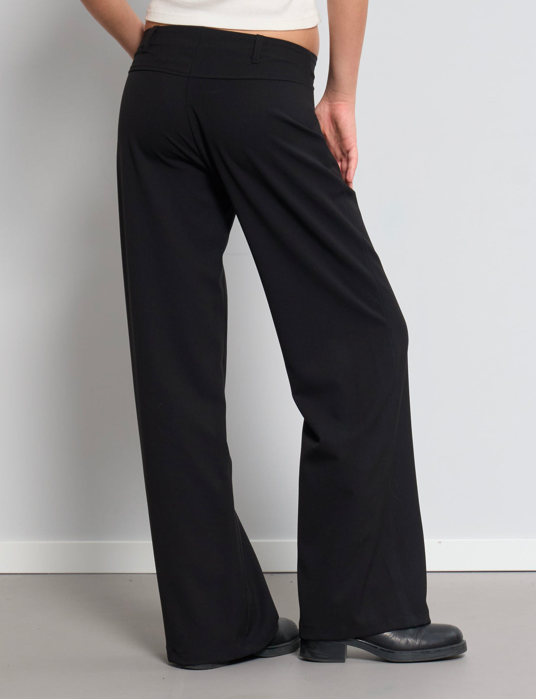 Pantalone nero elegante a palazzo retro