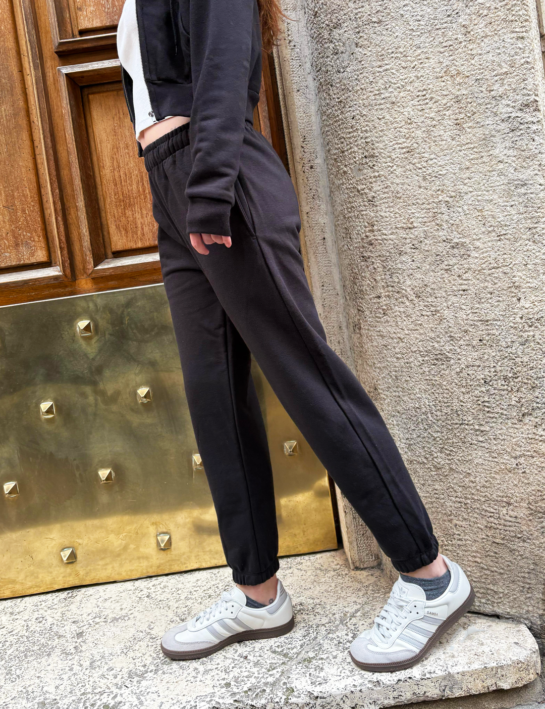 Pantalone nero in felpa look
