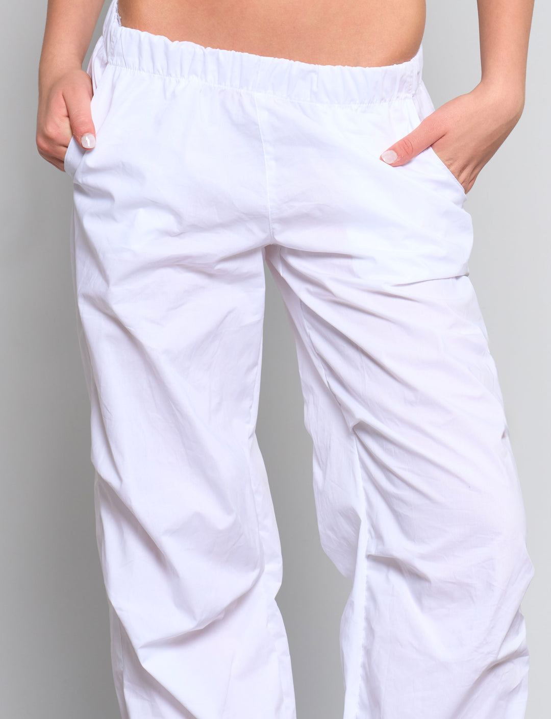 Pantalone parachute bianco dettaglio