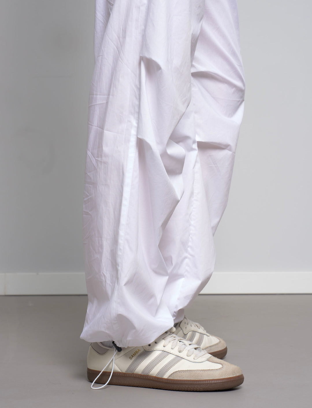 Pantalone parachute bianco dettaglio coulisse