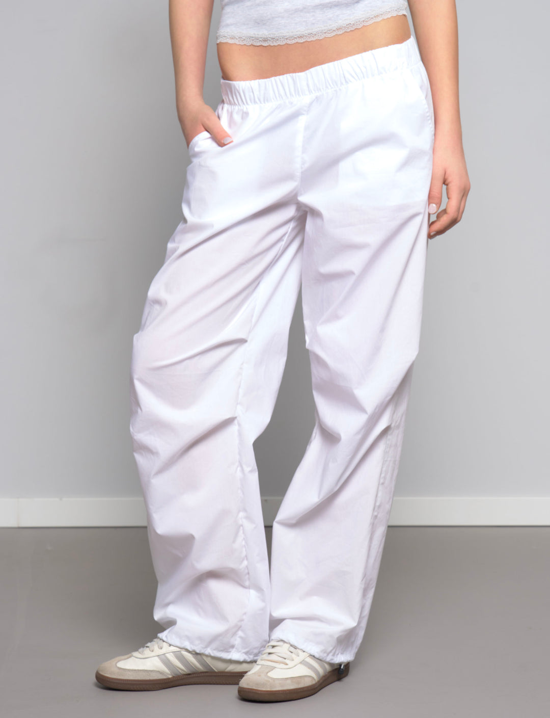 Pantalone parachute bianco frontale