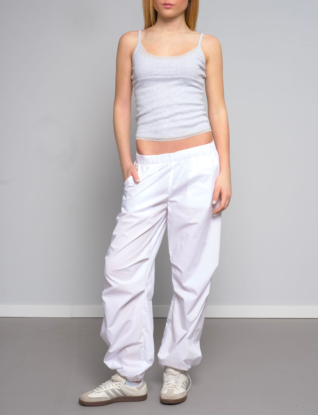 Pantalone parachute bianco look