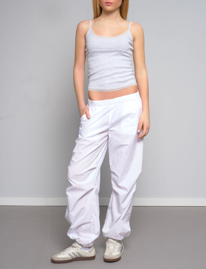 Pantalone parachute bianco look
