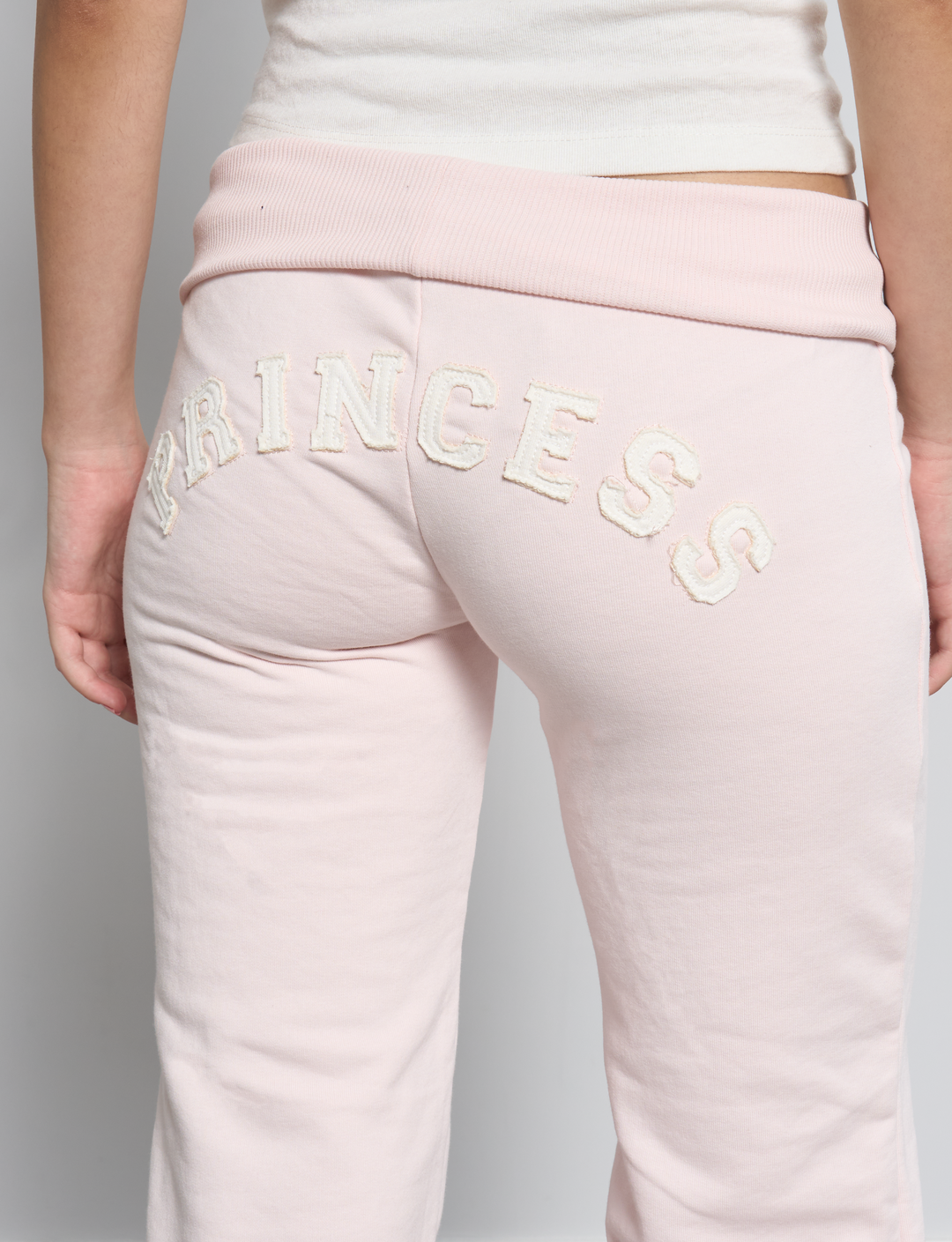 Pantalone rosa con fascia in vita rigirata e scritta "princess" dettaglio
