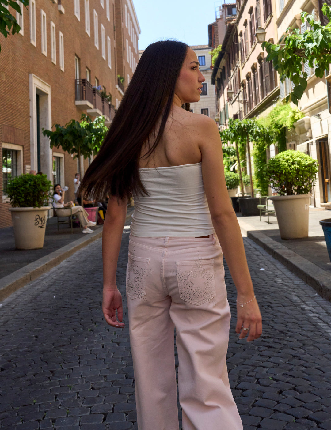 Pantalone rosa straight con stelle in strass copertina