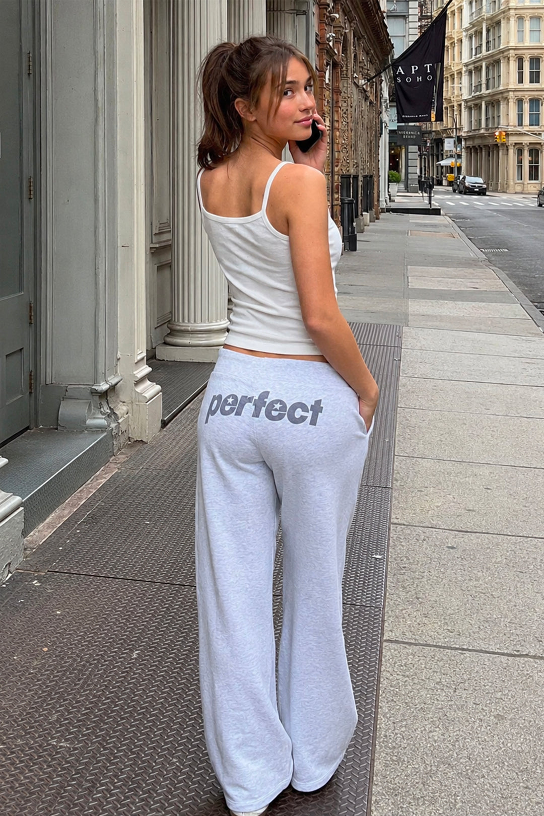 Pantalone tuta grigio con scritta "Perfect" copertina