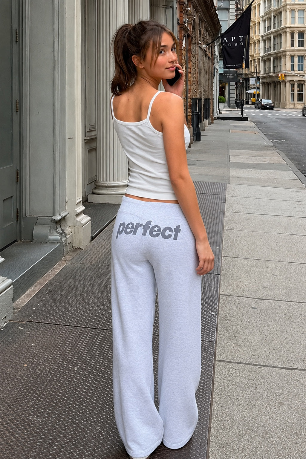 Pantalone tuta grigio con scritta "Perfect" copertina 1