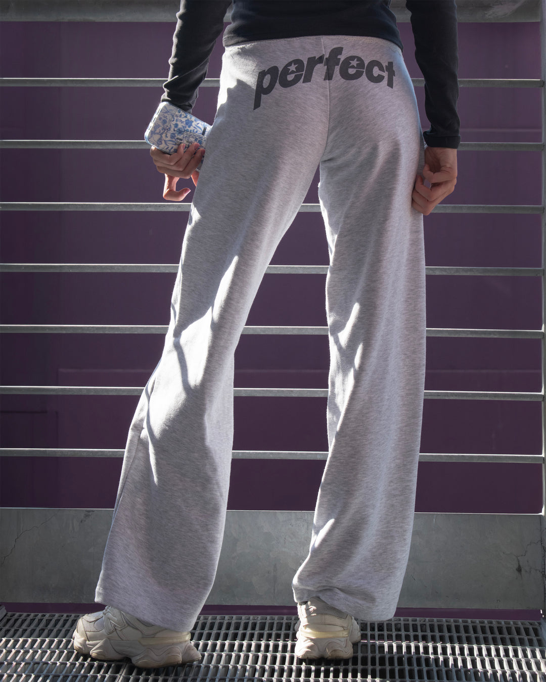 Pantalone tuta grigio con scritta "Perfect" copertina