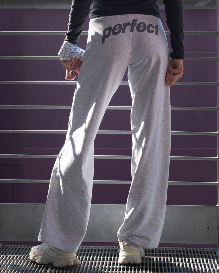Pantalone tuta grigio con scritta "Perfect" copertina
