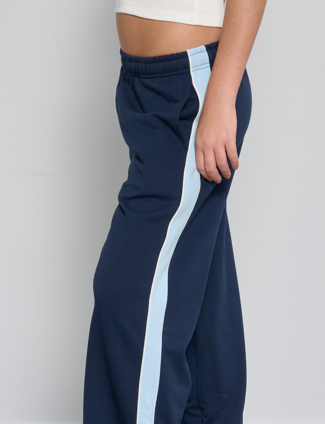 Pantalone tuta wide blu navy con banda celeste  dettaglio