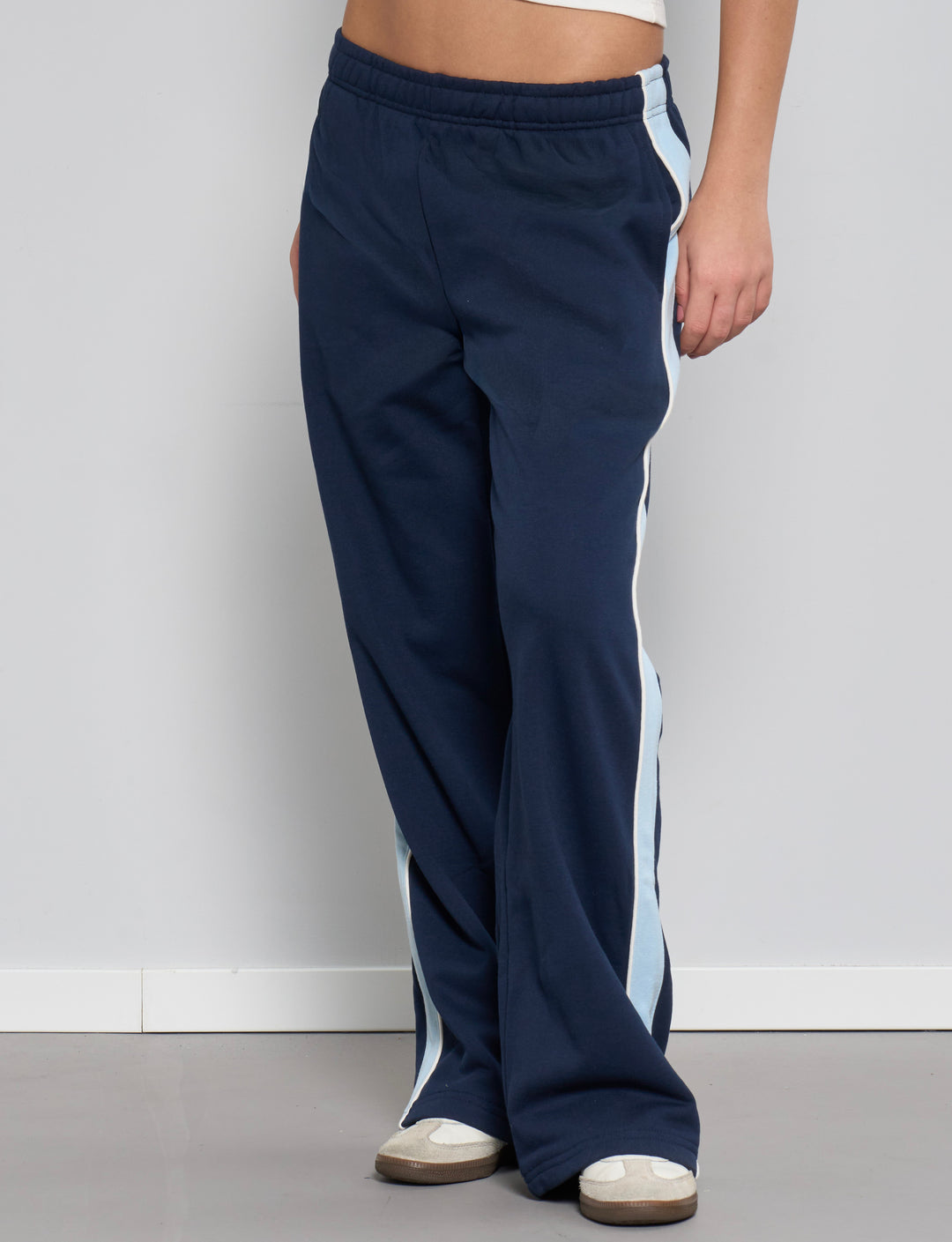 Pantalone tuta wide blu navy con banda celeste frontale