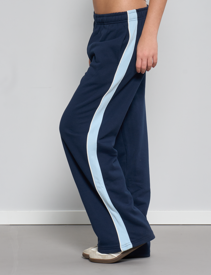 Pantalone tuta wide blu navy con banda celeste laterale