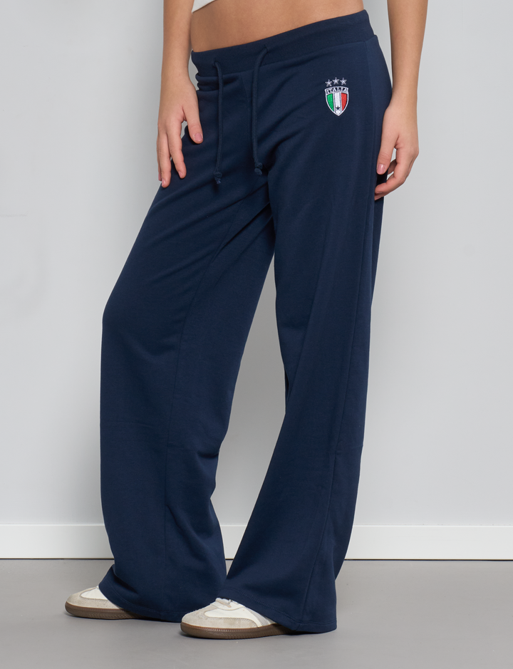 Pantalone tuta wide blu navy con ricamo scudetto Italia frontale