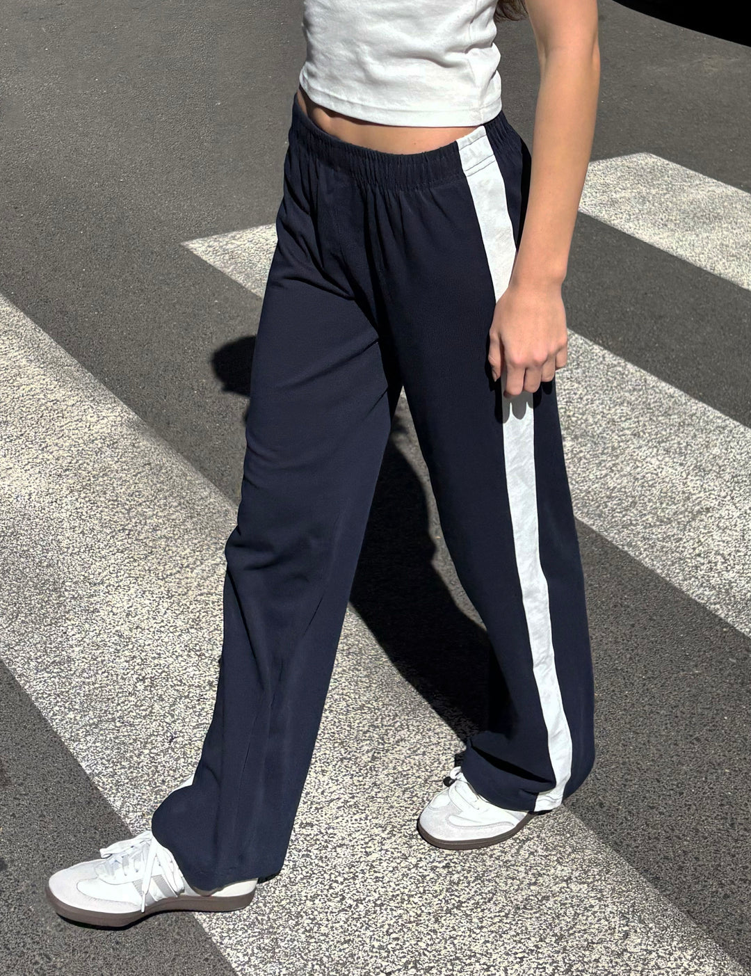 Pantalone tuta wide blu notte con banda bianca