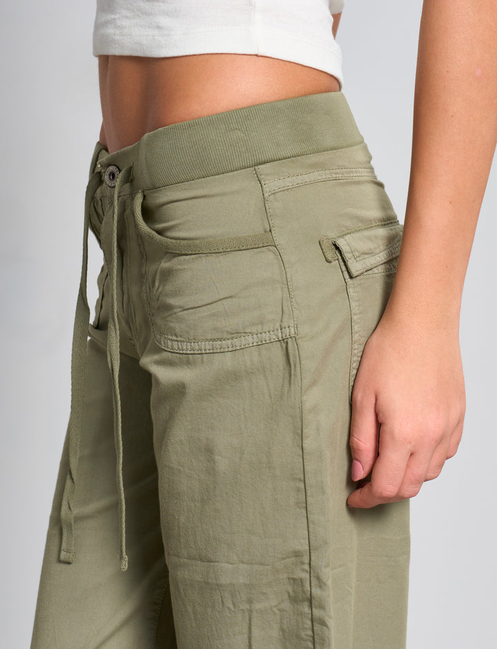 Pantalone verde militare in cotone con gamba dritta dettaglio