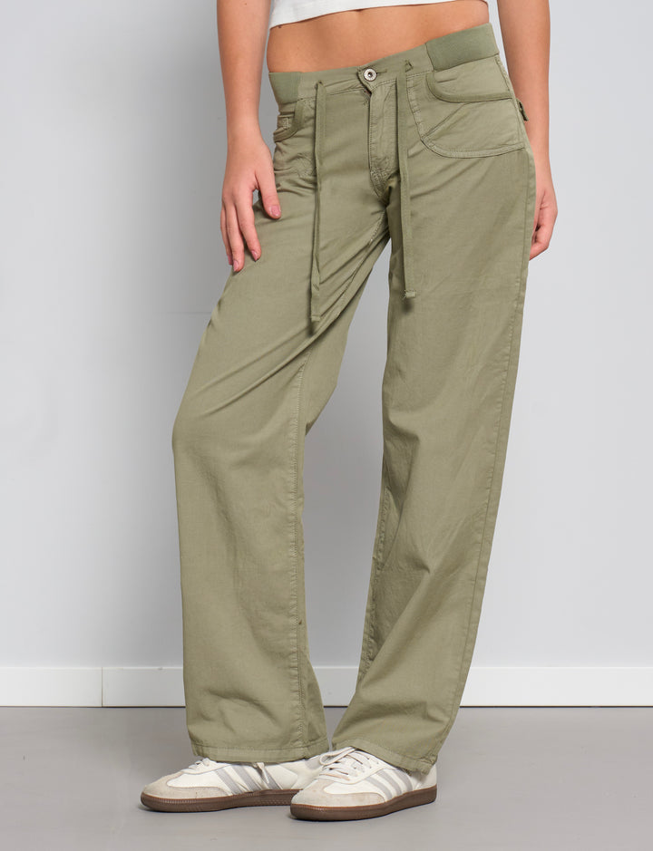 Pantalone verde militare in cotone con gamba dritta frontale