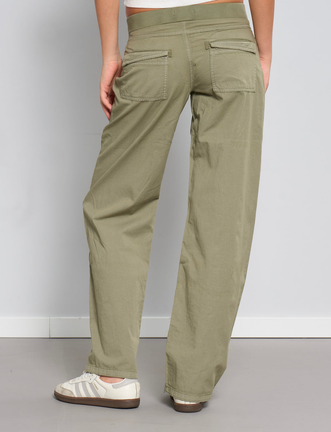 Pantalone verde militare in cotone con gamba dritta retro