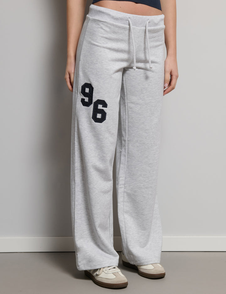 Pantalone tuta grigio con numero 96