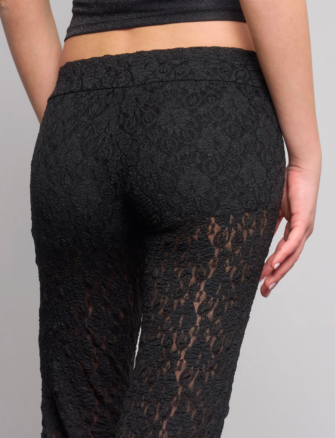 Pantaloni neri in pizzo