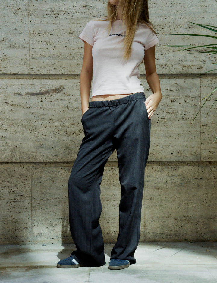 Pantaloni neri gessati a gamba dritta con elastico in vita copertina