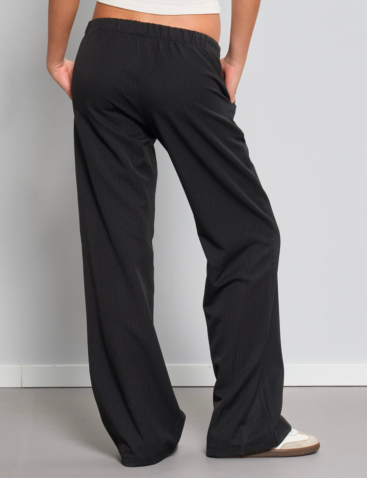 Pantaloni neri gessati a gamba dritta con elastico in vita retro