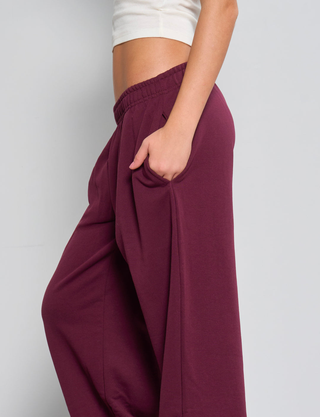Pantaloni tuta wide leg bordeaux in felpa dettaglio