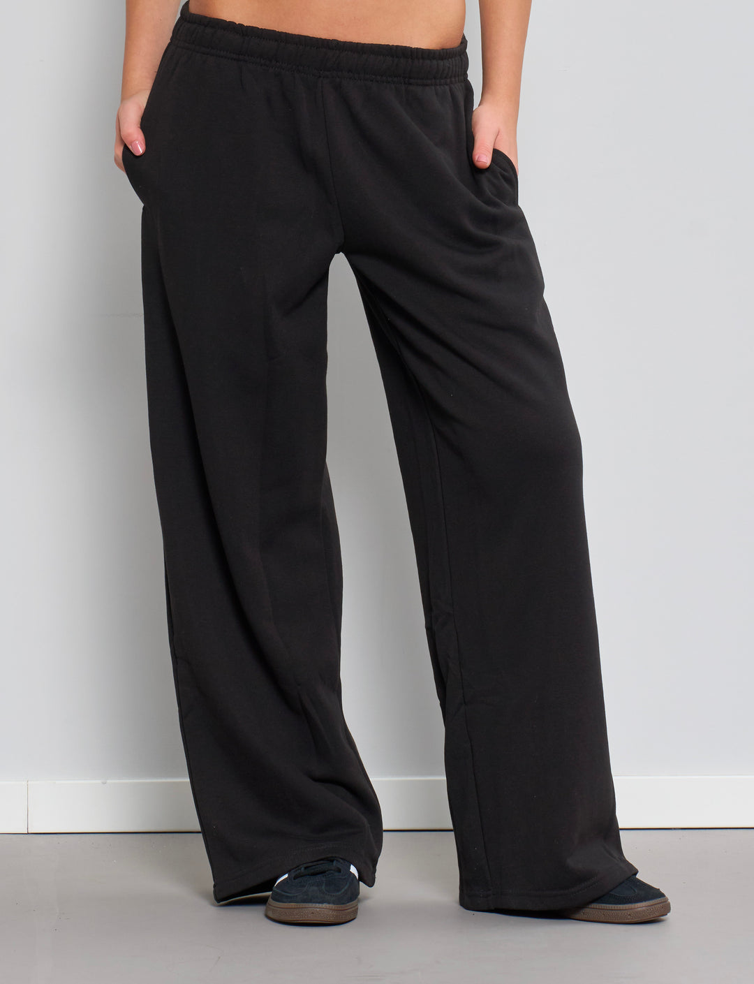 Pantaloni tuta wide leg neri in felpa leggera frontale