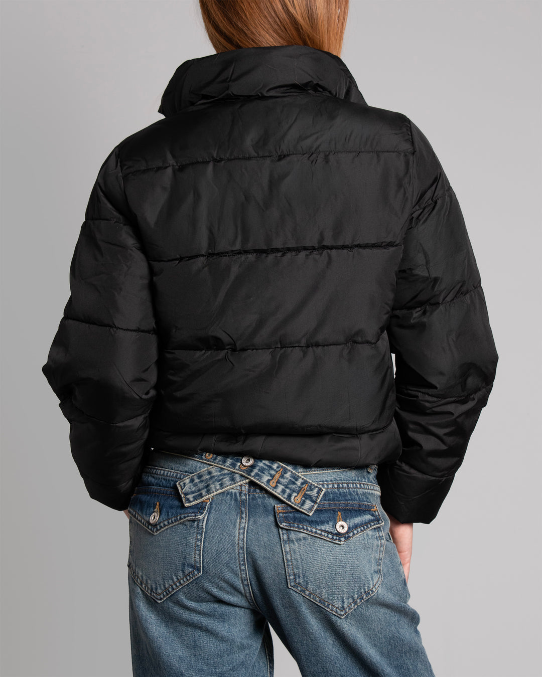 Piumino nero imbottito con collo alto retro