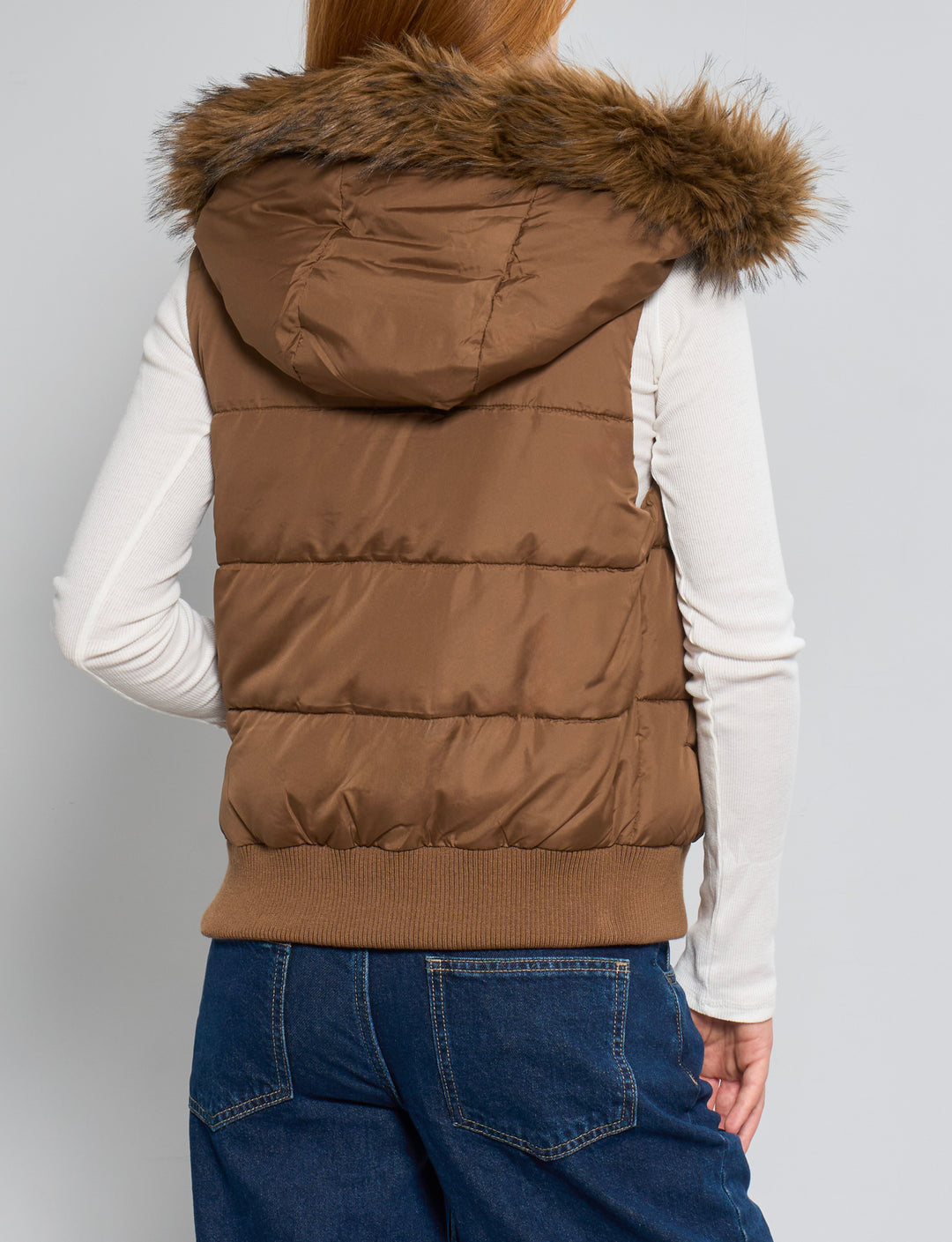 Piumino smanicato marrone con cappuccio e pelo removibile retro