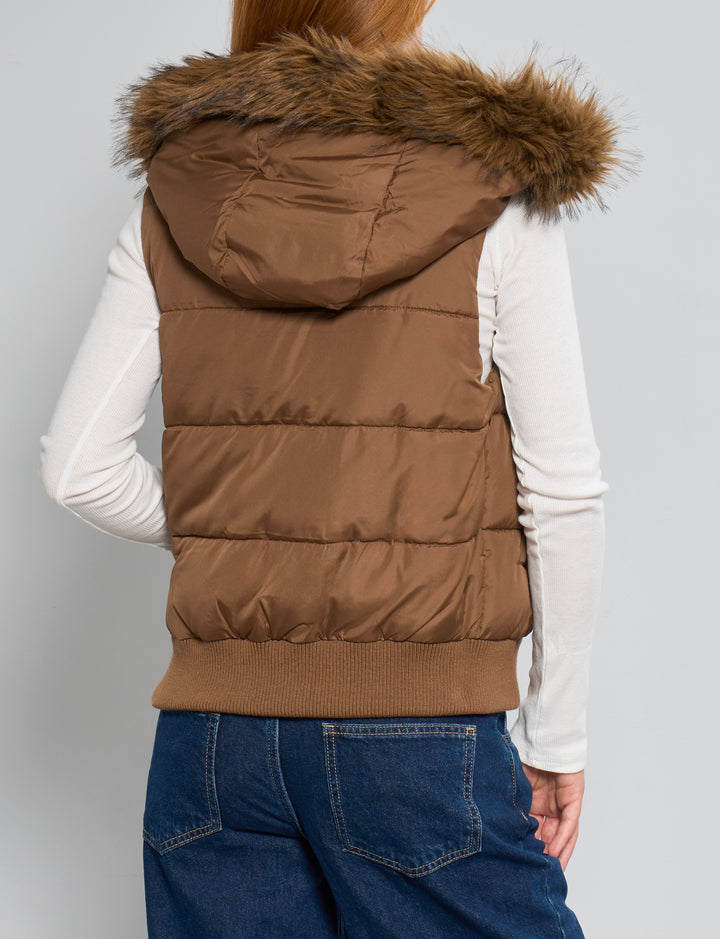 Piumino smanicato marrone con cappuccio e pelo removibile retro