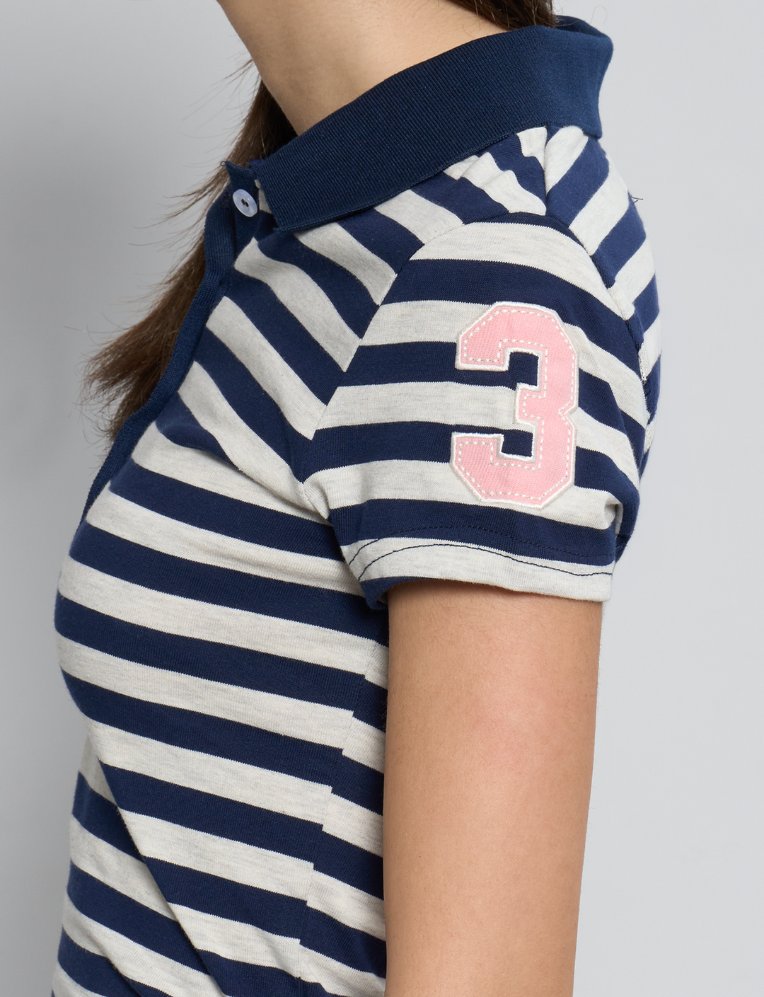Polo a maniche corte a righe blu navy con numero 3 dettaglio