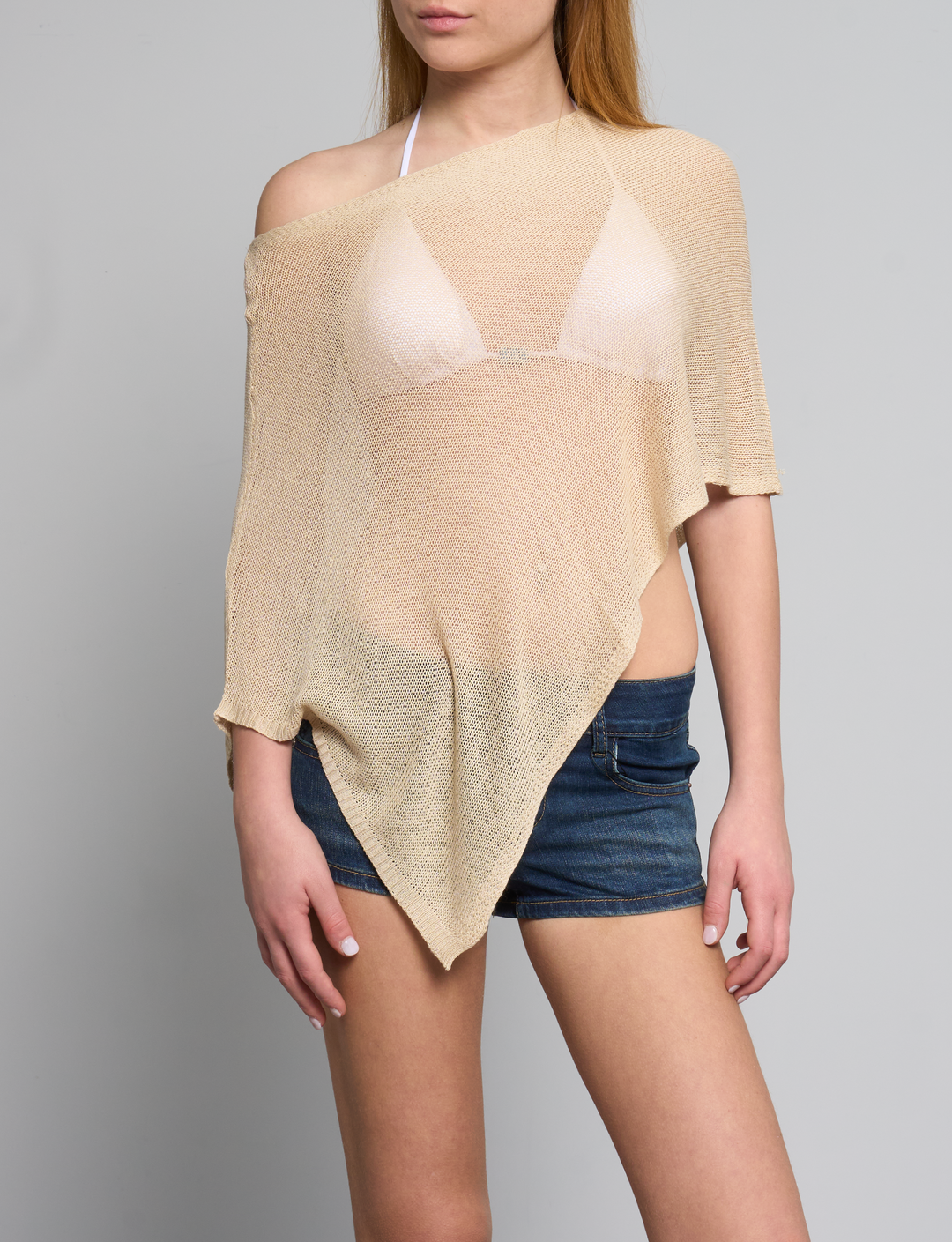 Poncho beige in maglia leggera frontale