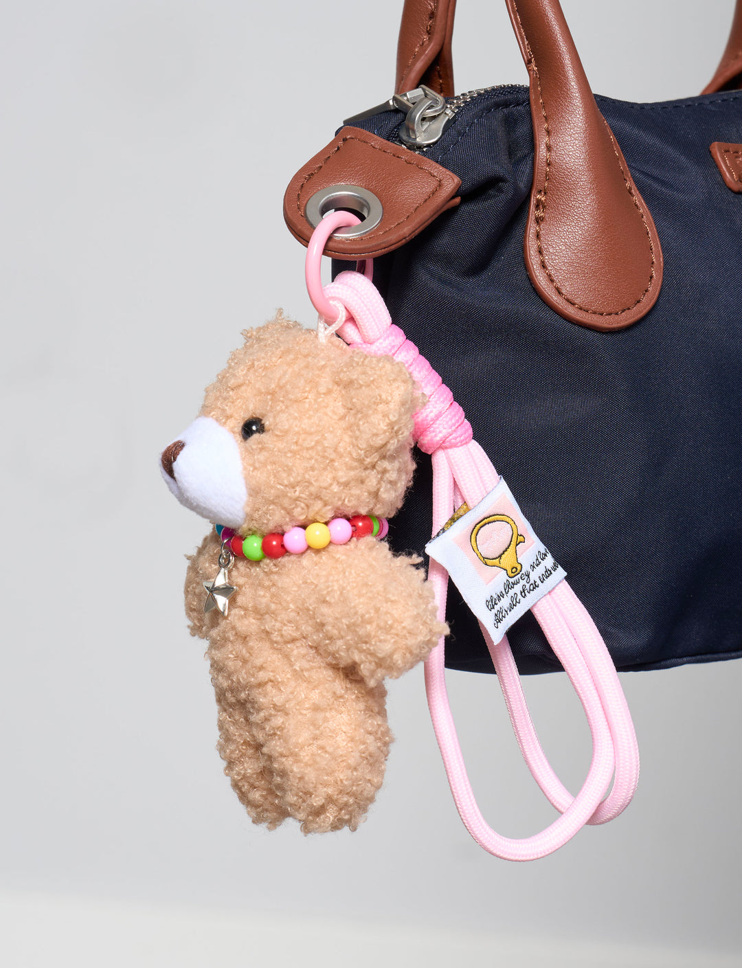 Portachiavi con orsetto in peluche beige dettaglio