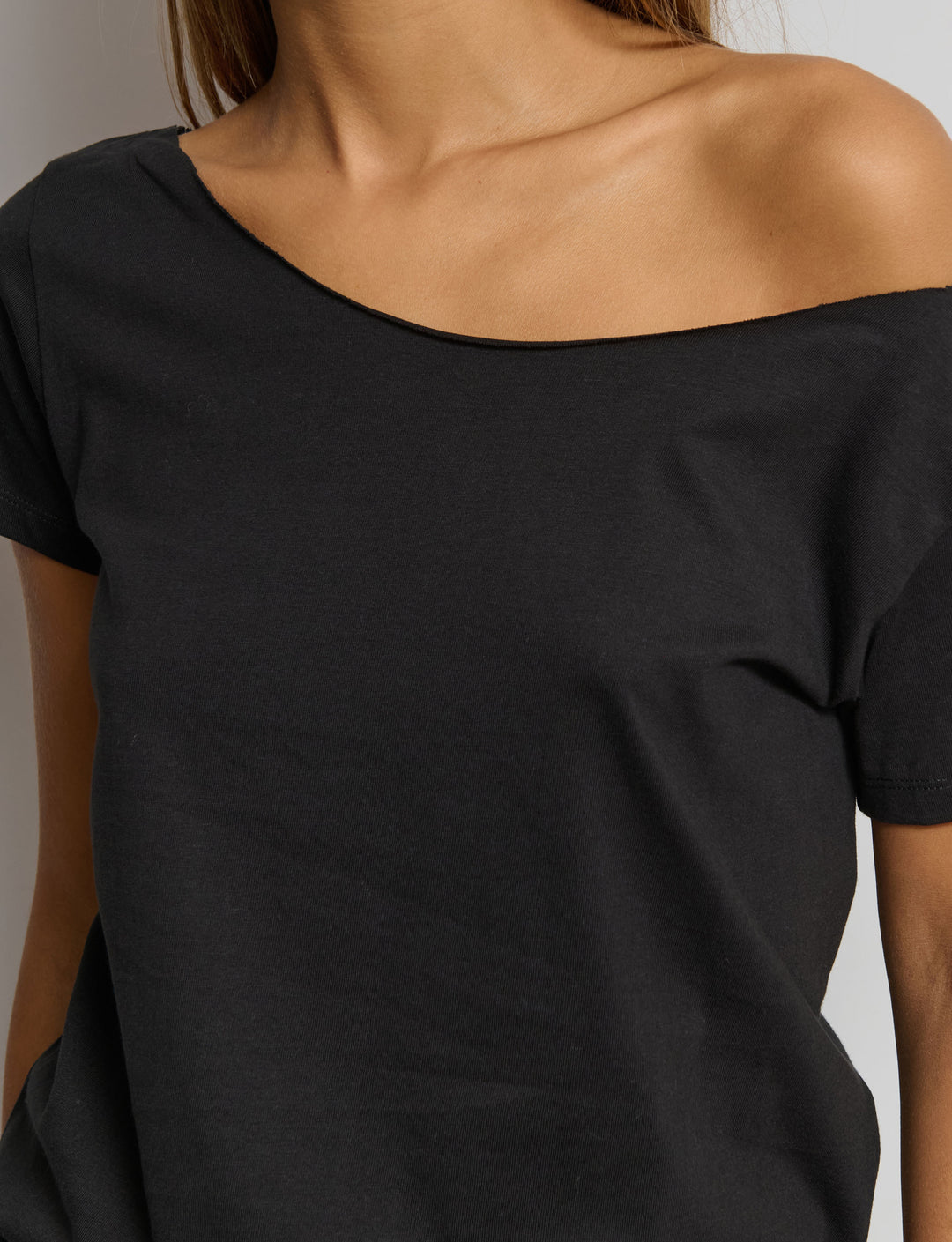 T-shirt offshoulder