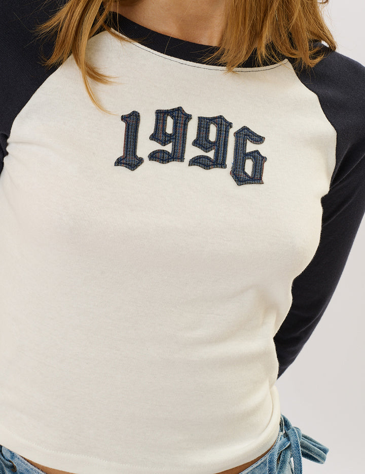 T-shirt raglan con applicazione