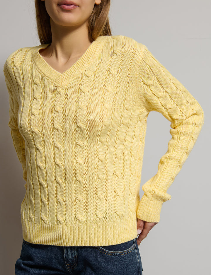 Maglione giallo pastello a trecce frontale