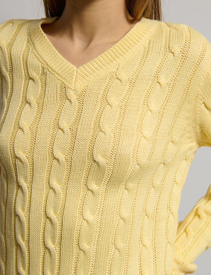 Maglione giallo pastello a trecce dettaglio scollo