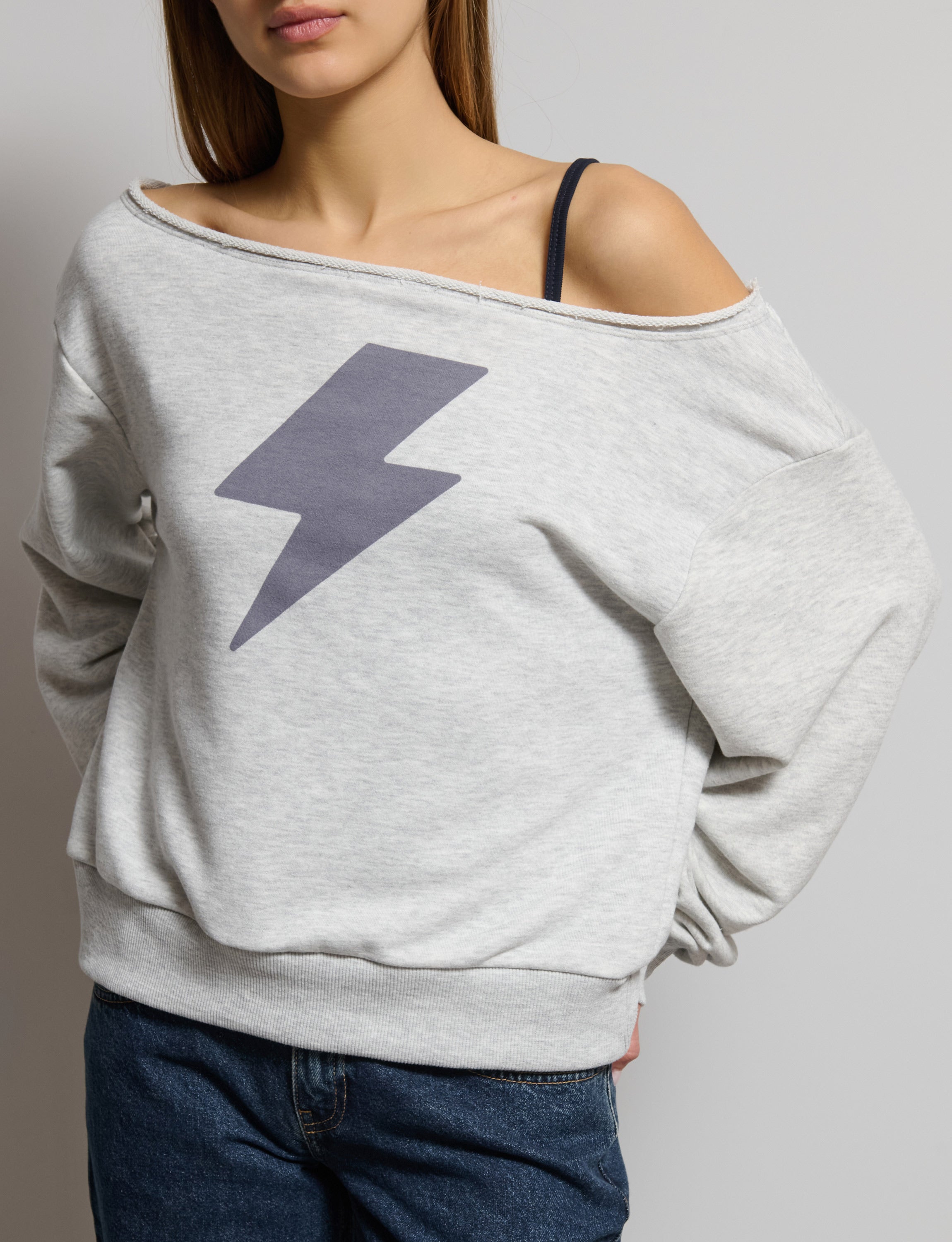 Off-the-shoulder sweatshirt with lightning bolt print – Suite Benedict