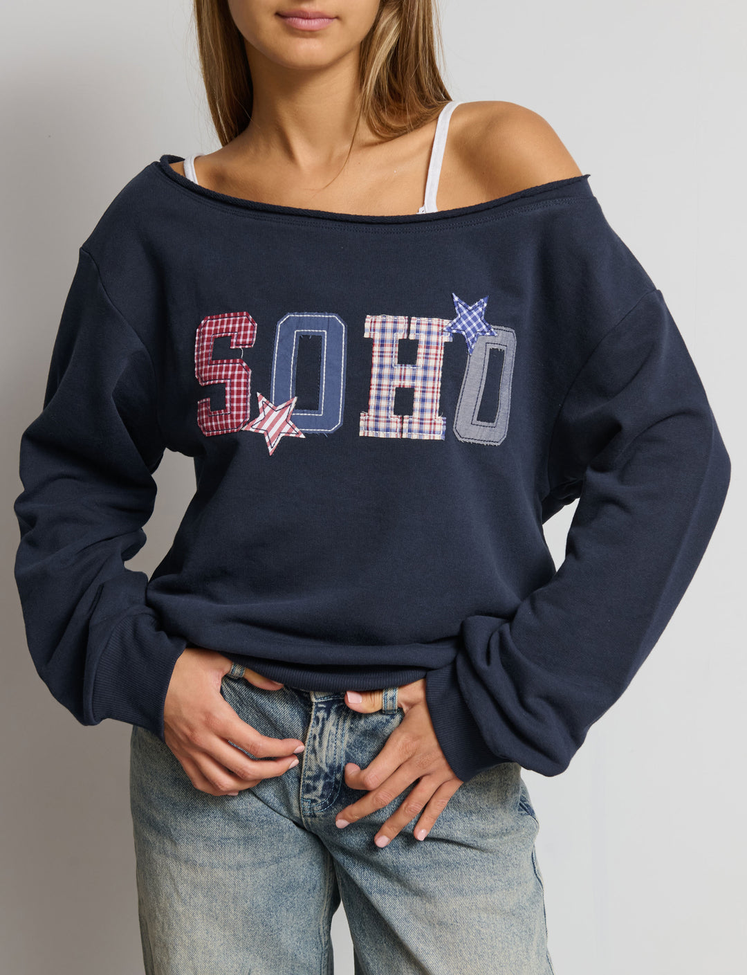 Felpa offshoulder scritta patchwork