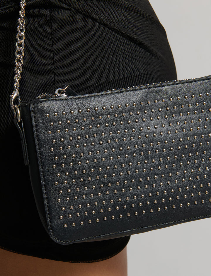 Borsa con borchiette e catenella