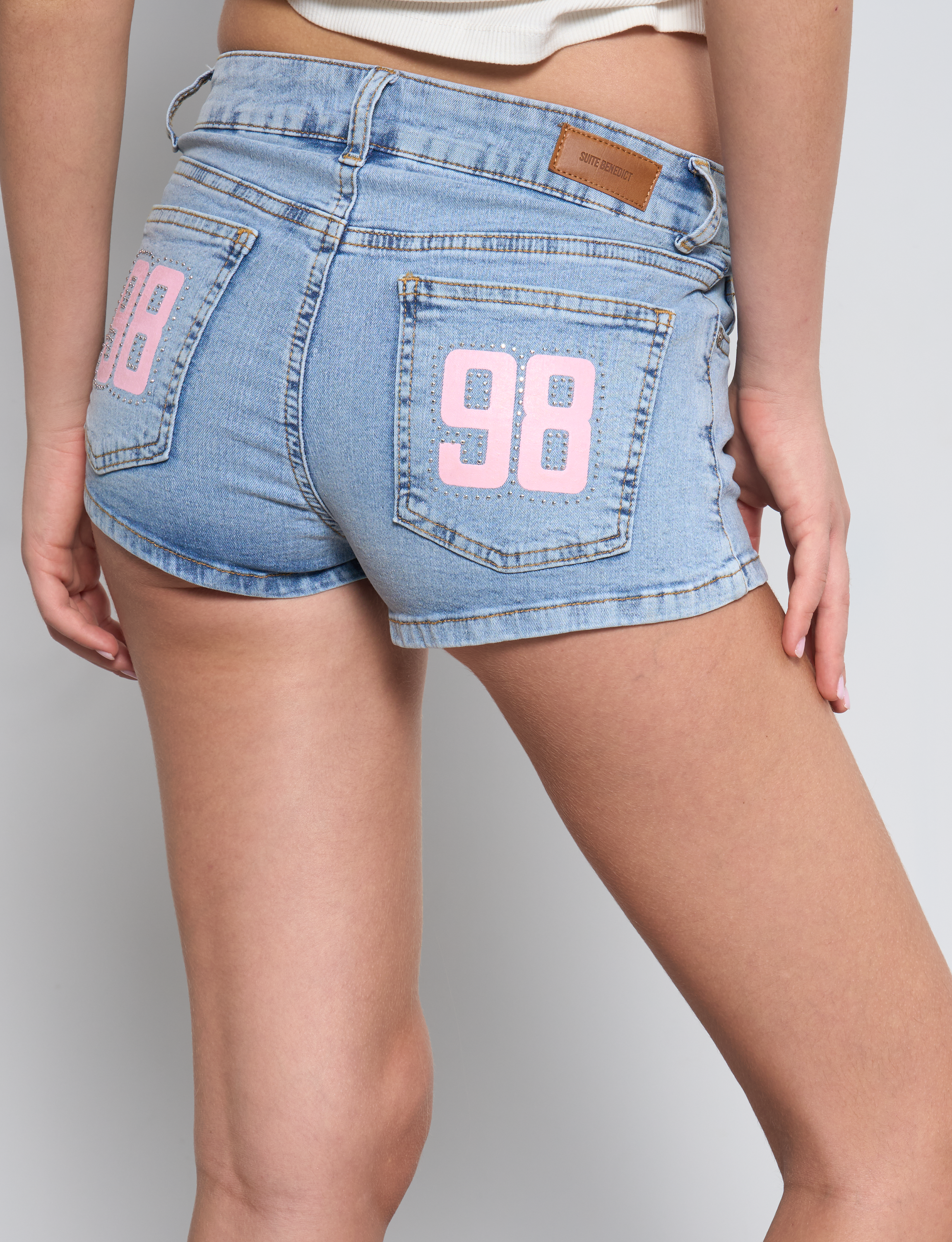 Short in jeans con numero 98 rosa