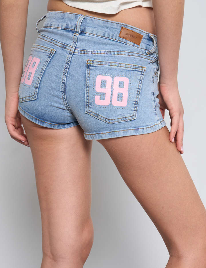 Short in jeans con numero 98 rosa dettaglio