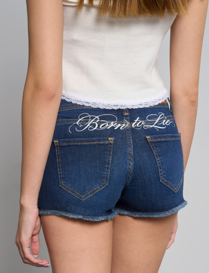 Short in jeans con scritta “Born to Lie“ dettaglio scritta