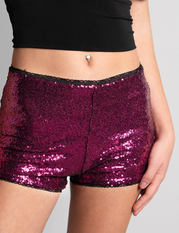 Shorts bordeaux in paillettes con bordi in pizzo dettaglio