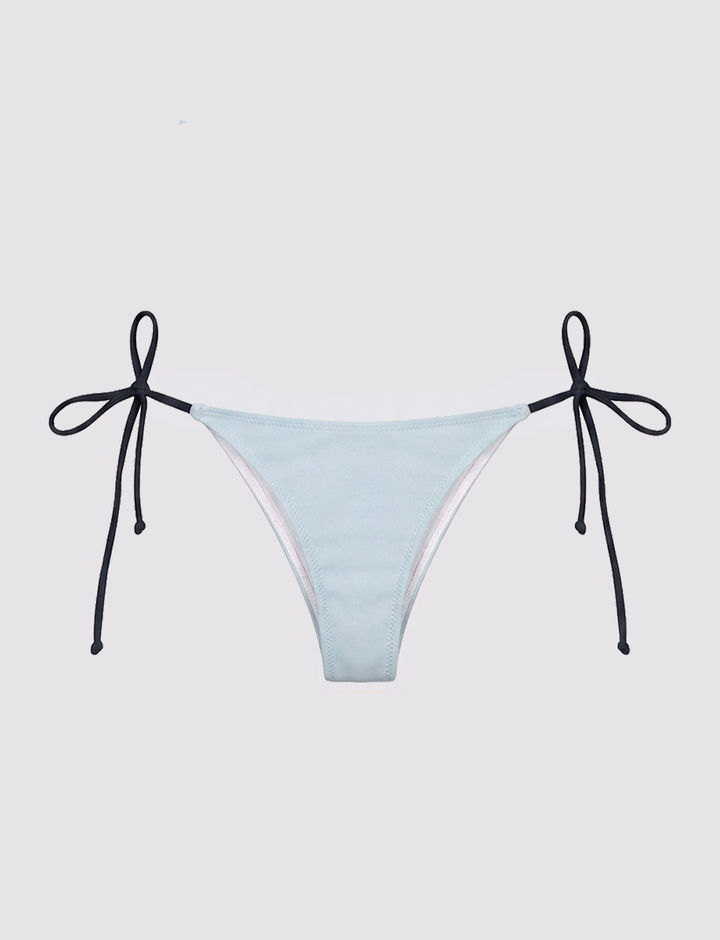 Slip bikini azzurro con laccetti a contrasto frontale