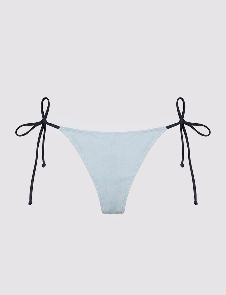 Slip bikini azzurro con laccetti a contrasto retro