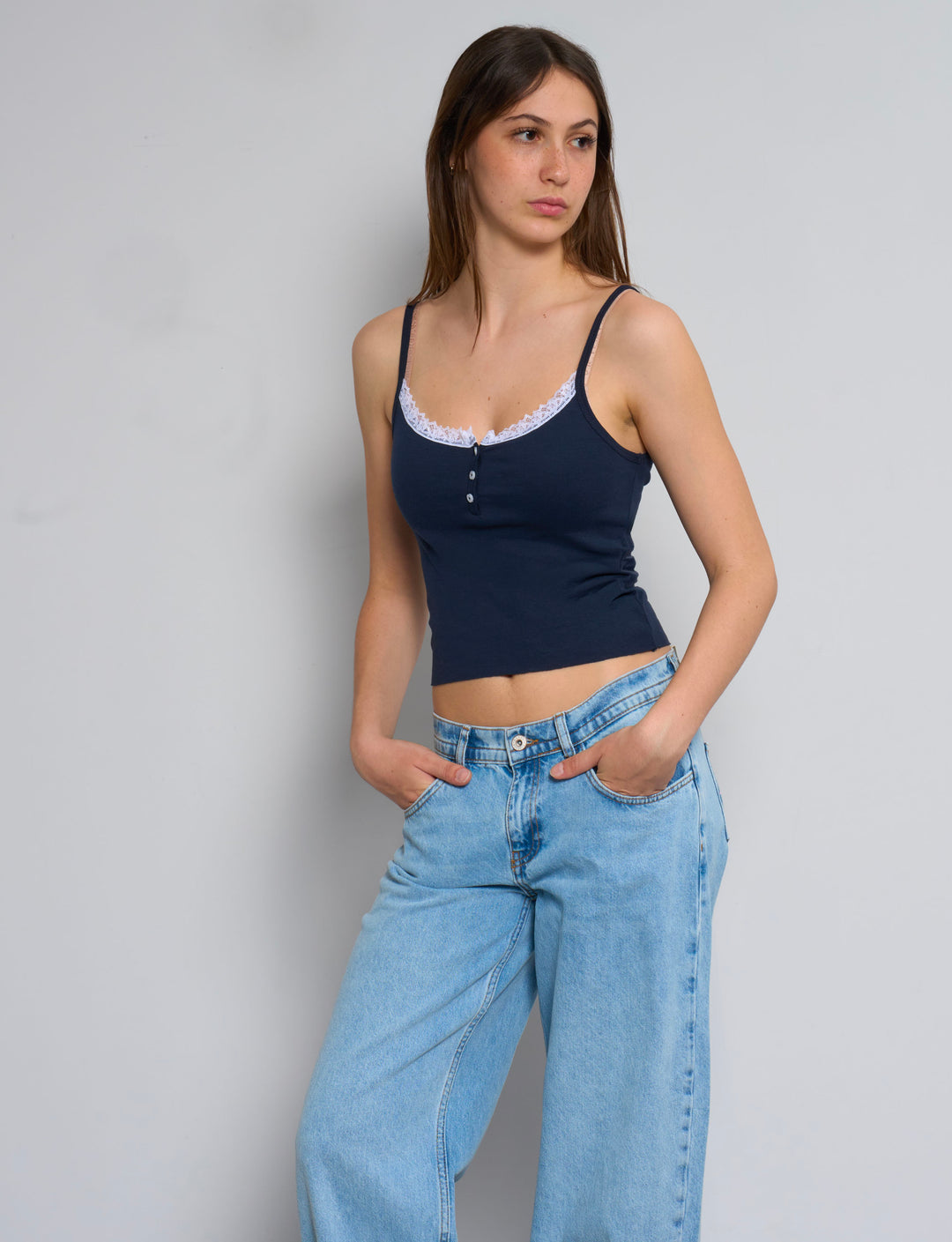 Suite Benedict - Canotta blu navy con dettagli in pizzo e bottoni